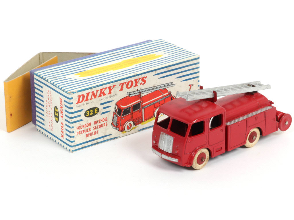 Lot 392 - DINKY TOYS (FRANCE) (1)