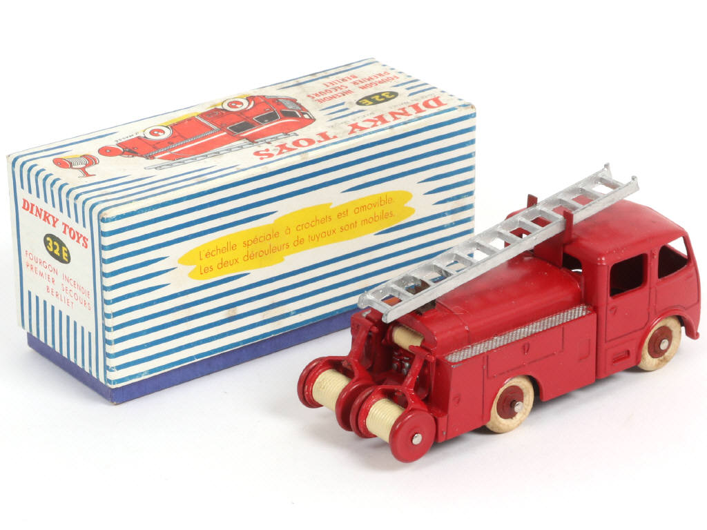 Lot 392 - DINKY TOYS (FRANCE) (1)