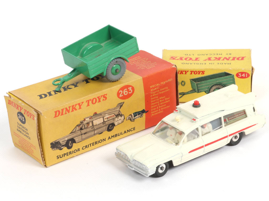 Lot 370 - DINKY TOYS (GB) (2)