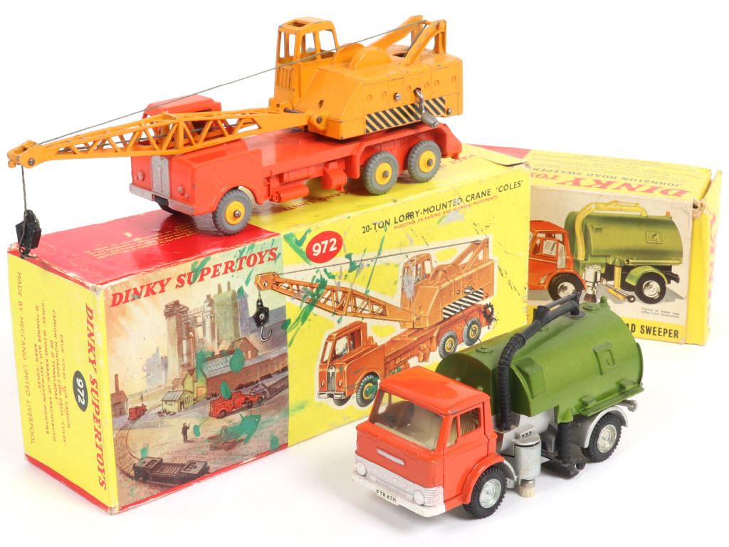Lot 371 - DINKY TOYS (GB) (2)