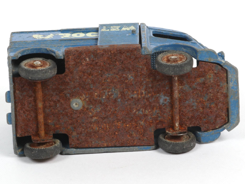 Lot 382 - DINKY TOYS (FRANCE) (1)