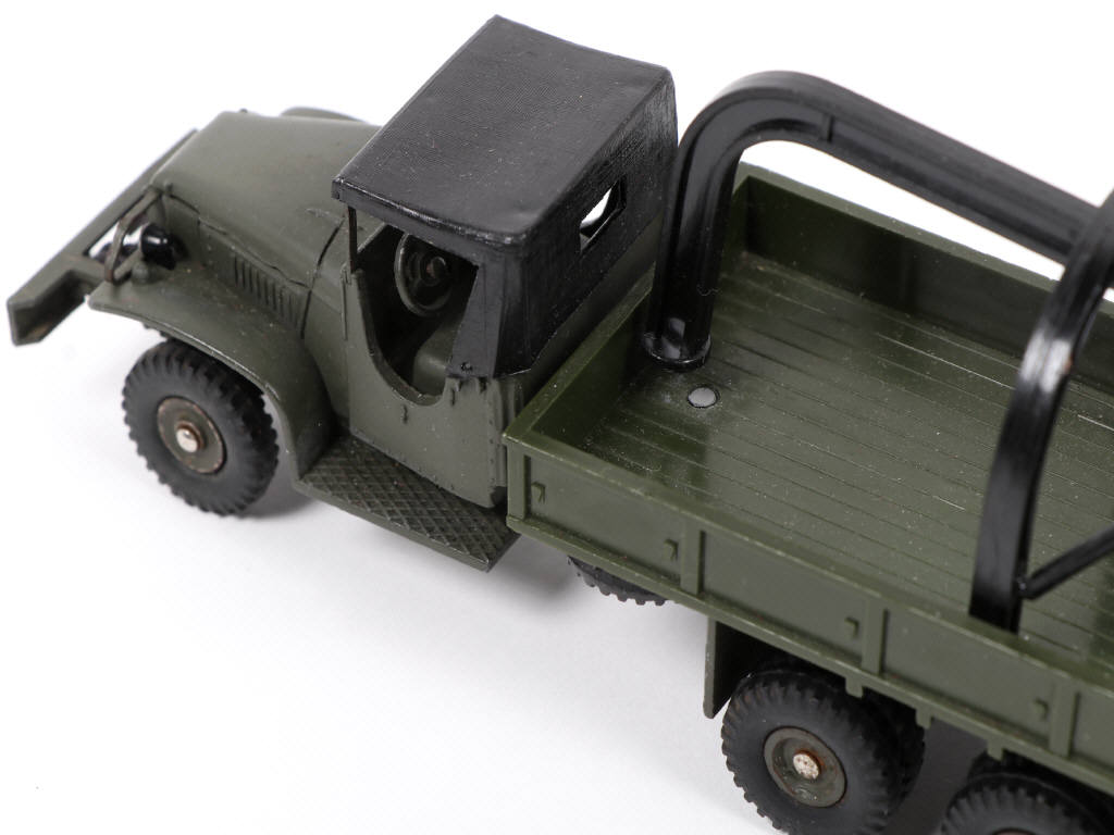 Lot 146 - DINKY TOYS (FRANCE) (1)