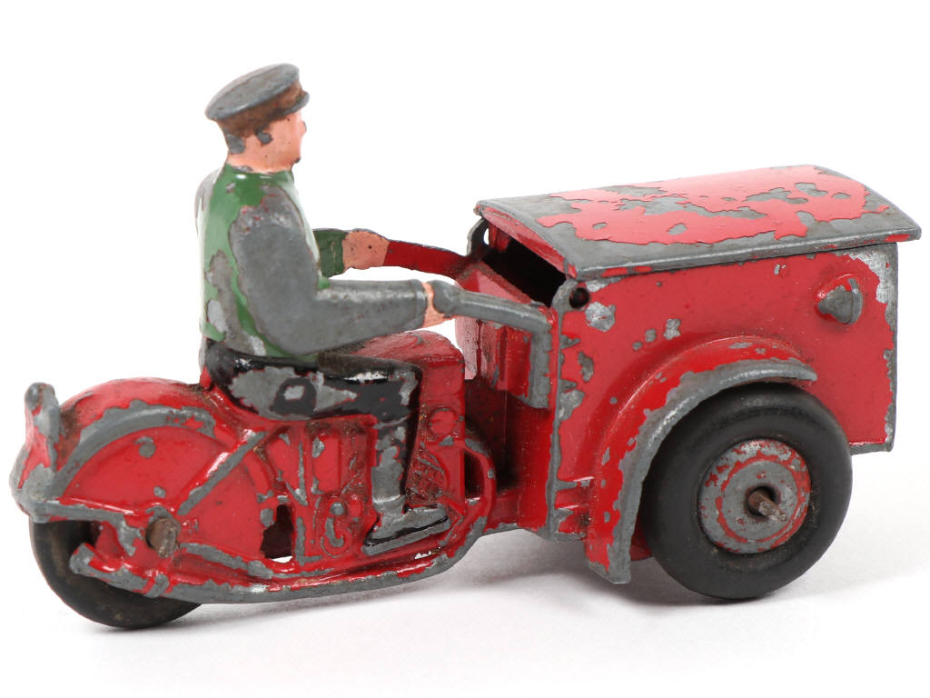 Lot 183 - DINKY TOYS (FRANCE) (1)