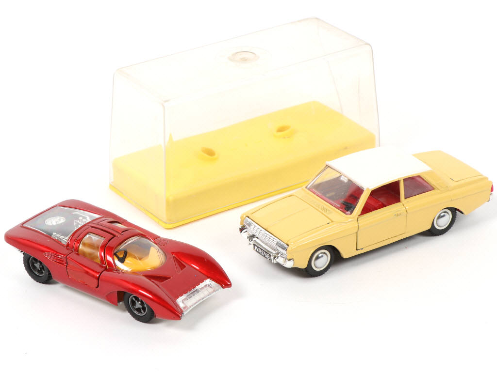 Lot 198 - DINKY TOYS (GB) (2)