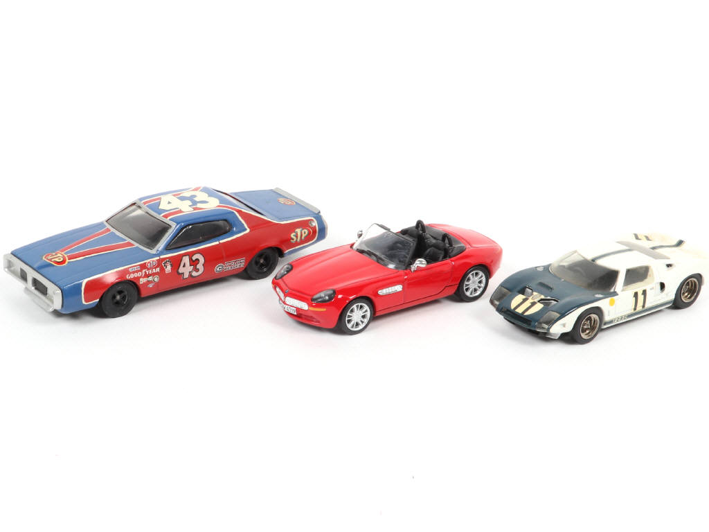 Lot 262 - DIVERS (3)