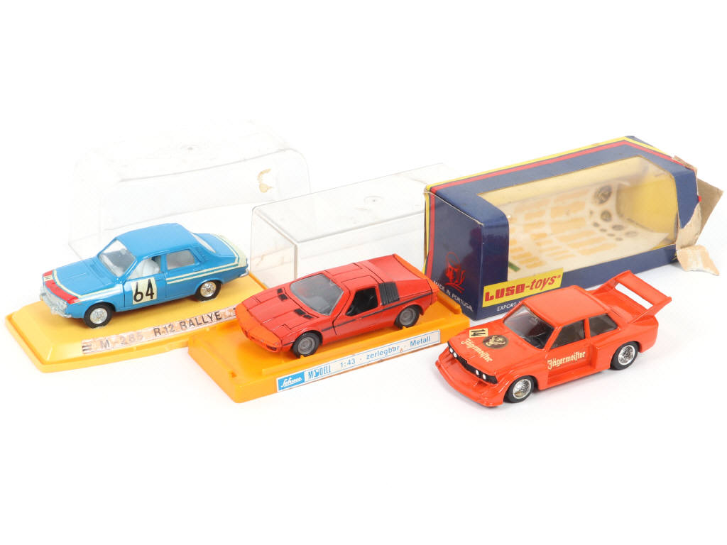 Lot 260 - DIVERS (3)