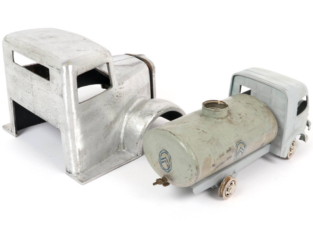 Lot 42 - DIVERS (3)