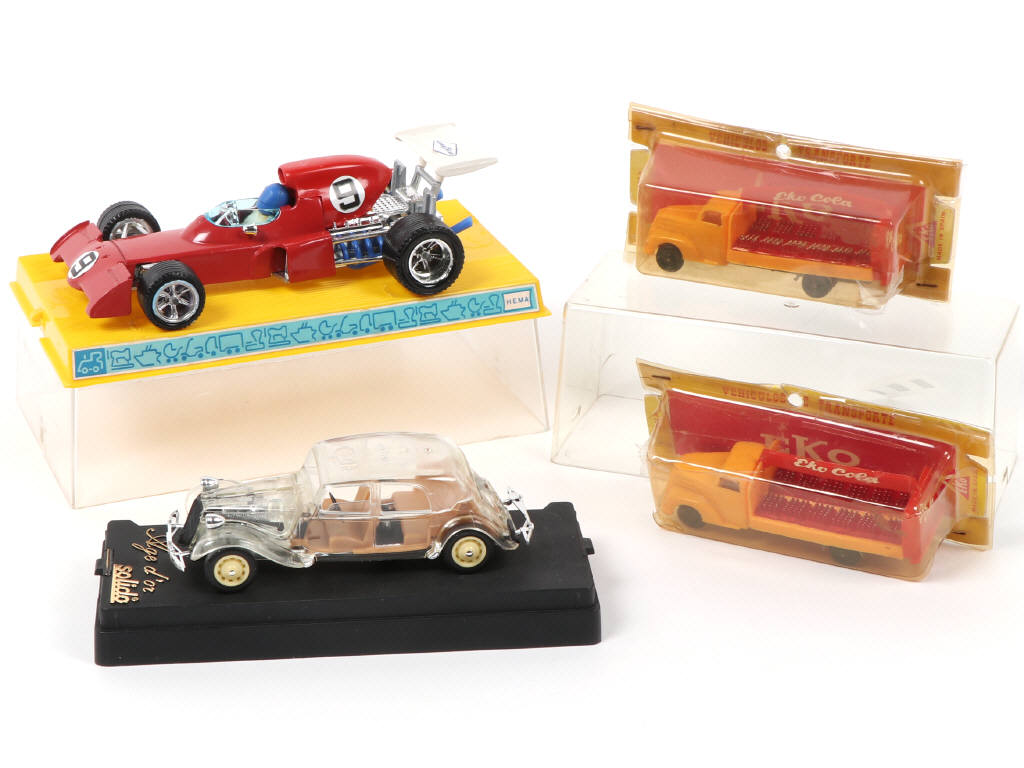 Lot 85 - DIVERS (4)