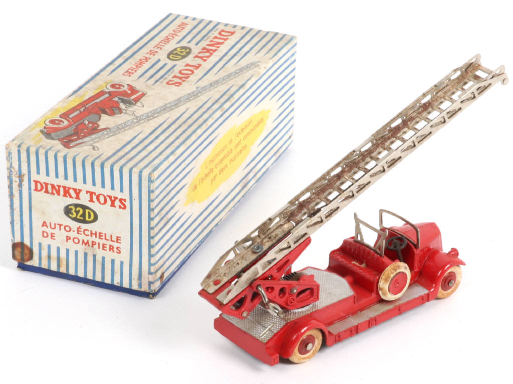 Lot 391 - DINKY TOYS (FRANCE) (1)