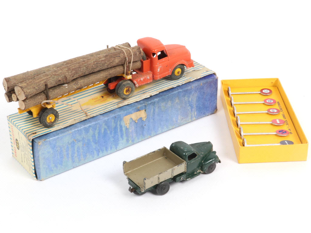 Lot 404 - DINKY TOYS (FRANCE) (3)