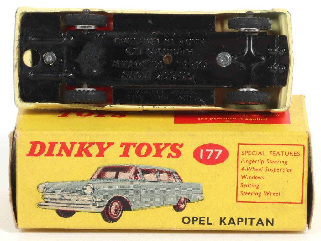 Lot 556 - DINKY TOYS (GB) (1)