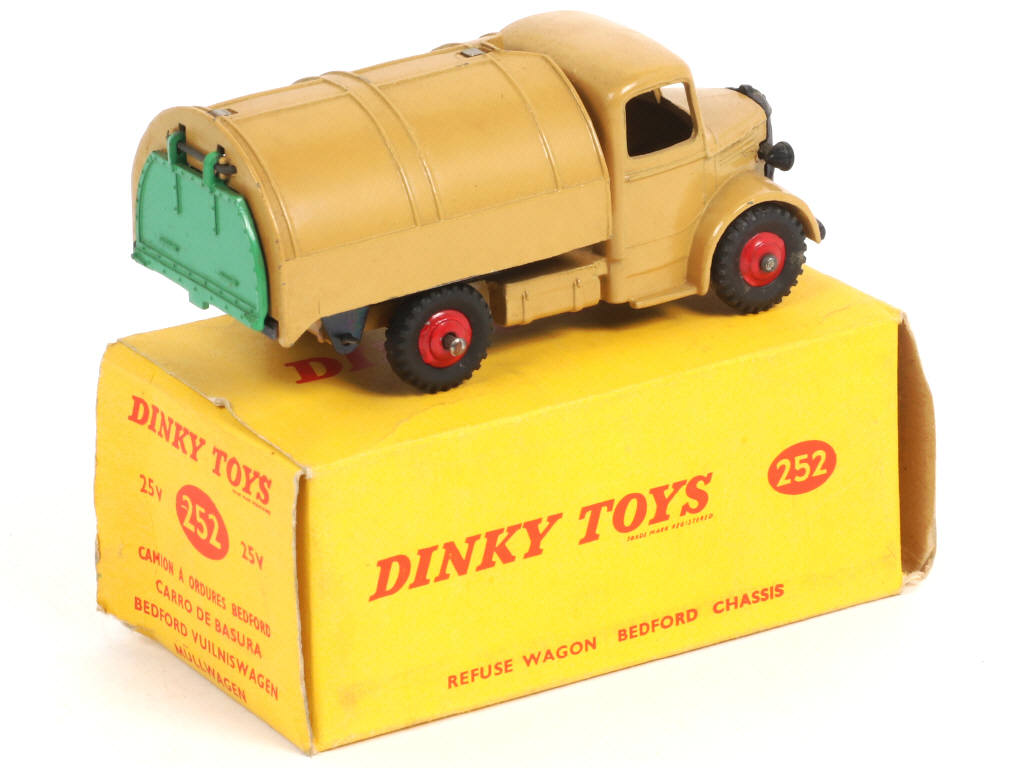 Lot 639 - DINKY TOYS (GB) (1)