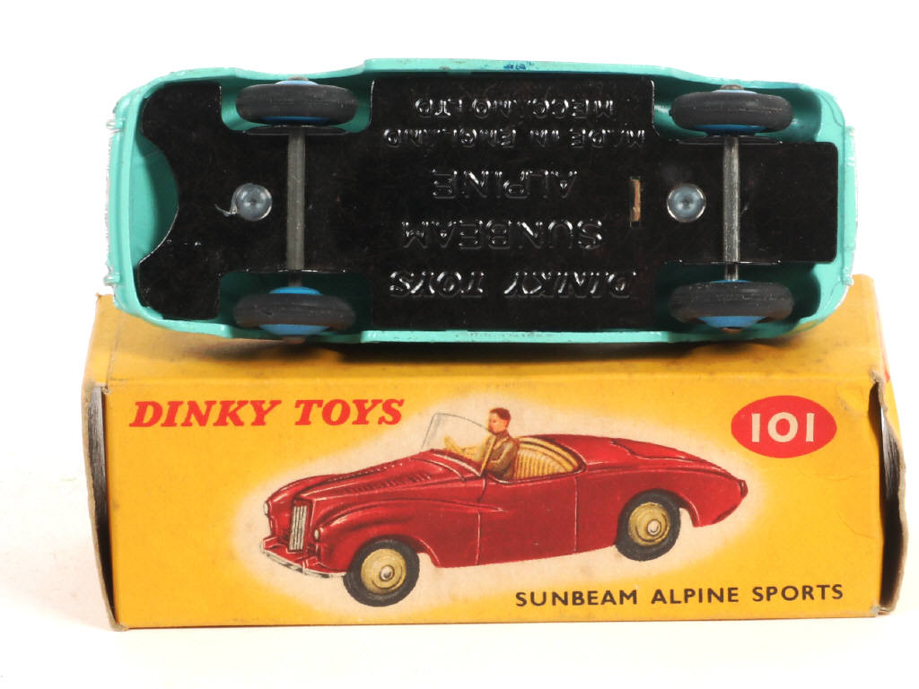 Lot 582 - DINKY TOYS (GB) (1)
