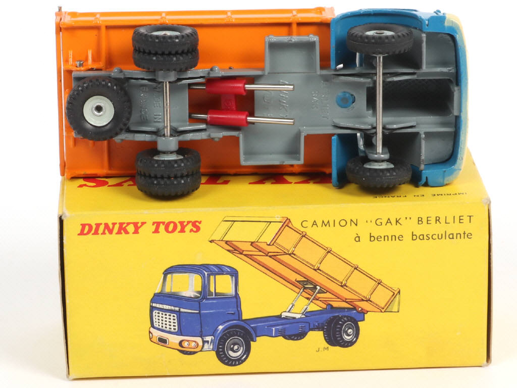 Lot 534 - DINKY TOYS (FRANCE) (1)
