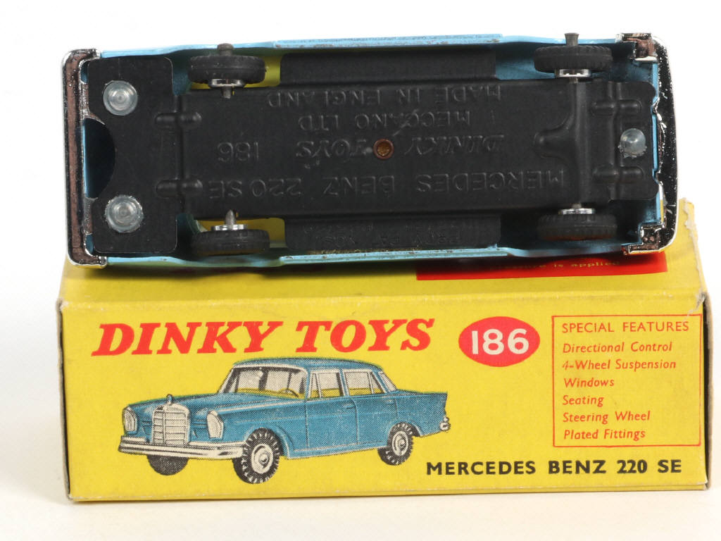 Lot 615 - DINKY TOYS (GB) (1)