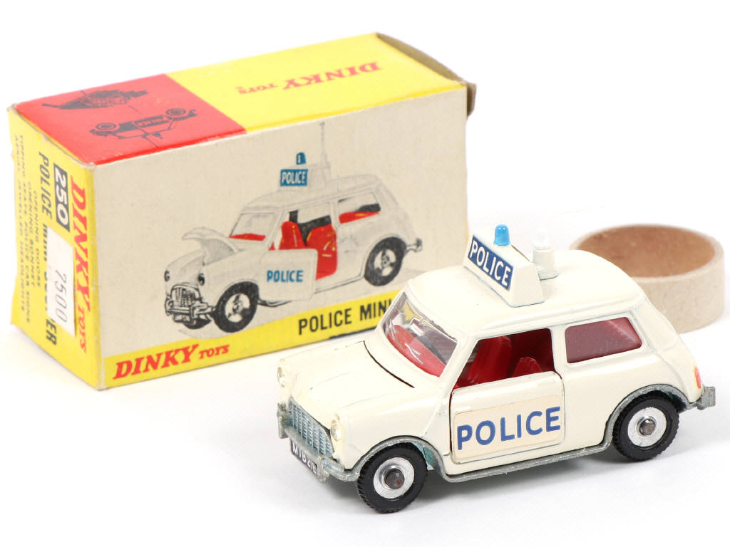 Lot 626 - DINKY TOYS (GB) (1)