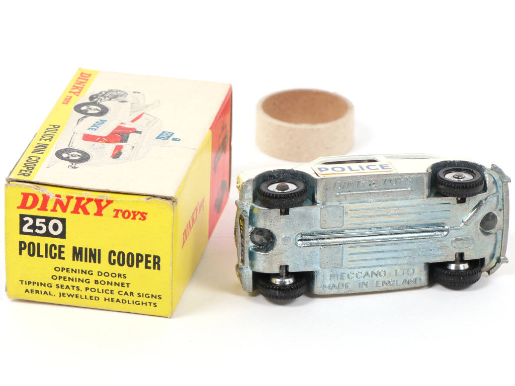 Lot 626 - DINKY TOYS (GB) (1)