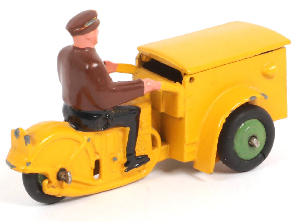 Lot 356 - DINKY TOYS (FRANCE) (1)