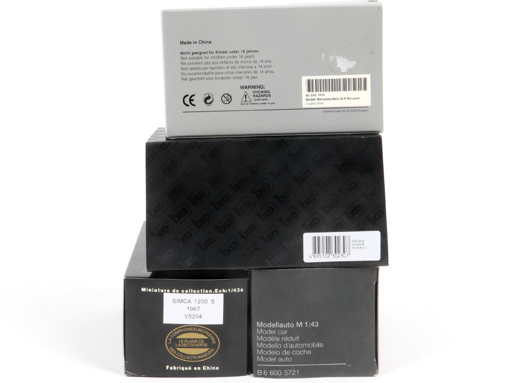 Lot 136 - DIVERS (4)