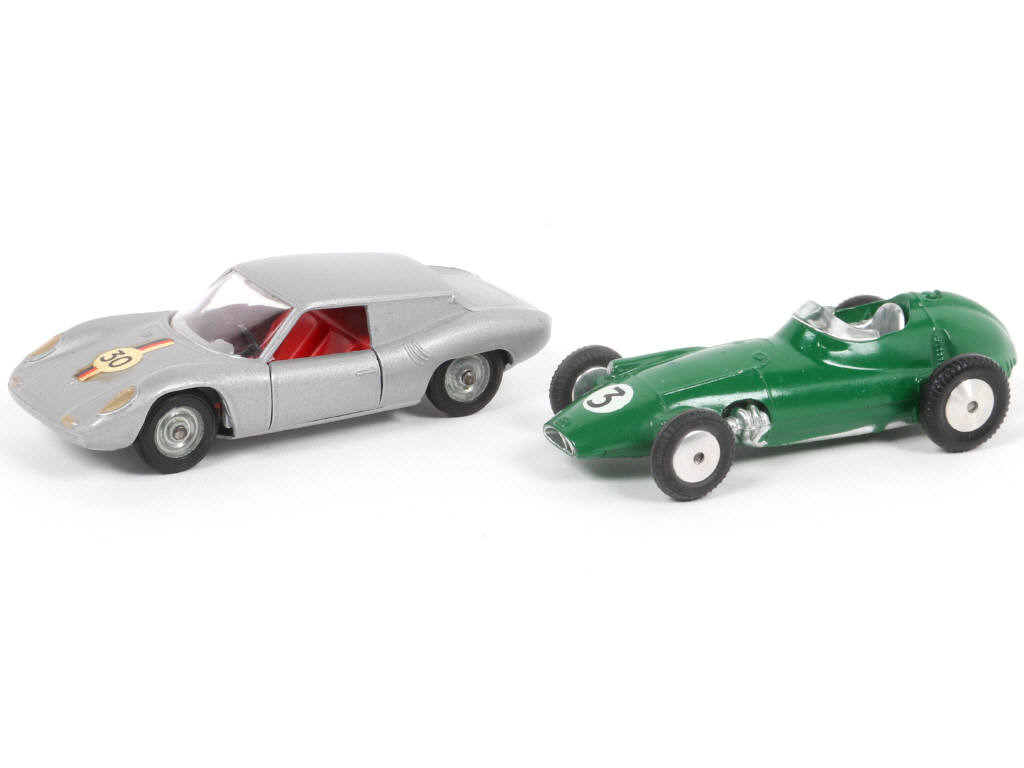 Lot 121 - DIVERS (2)