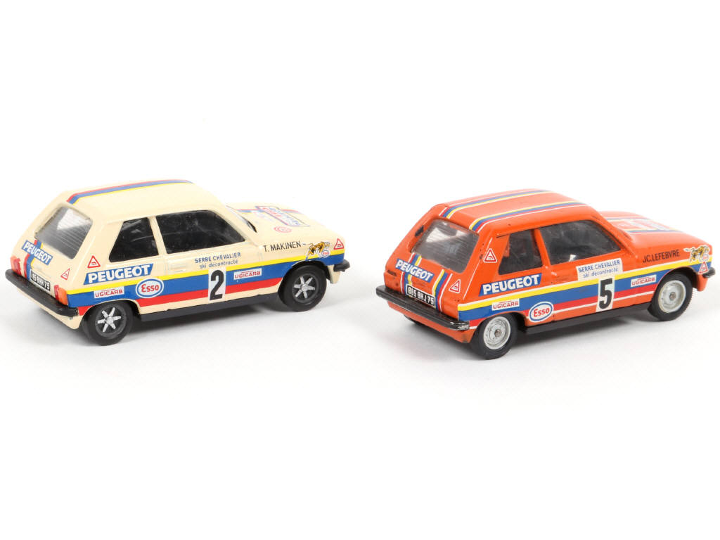 Lot 124 - DIVERS (2)