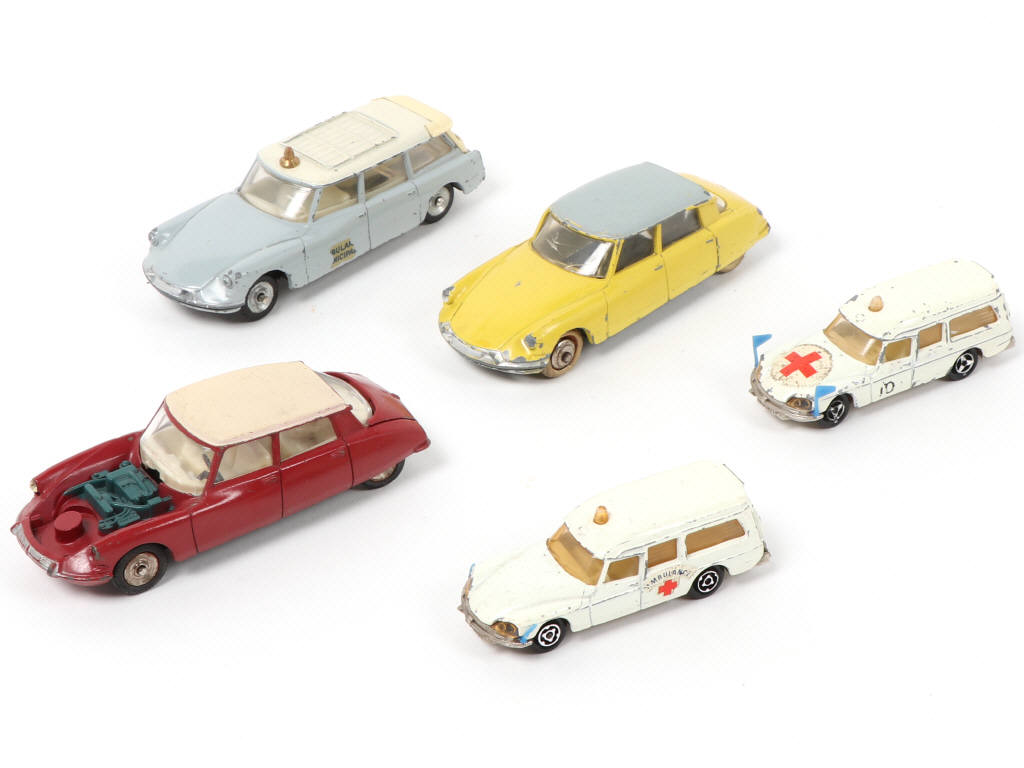 Lot 290 - DIVERS (5)