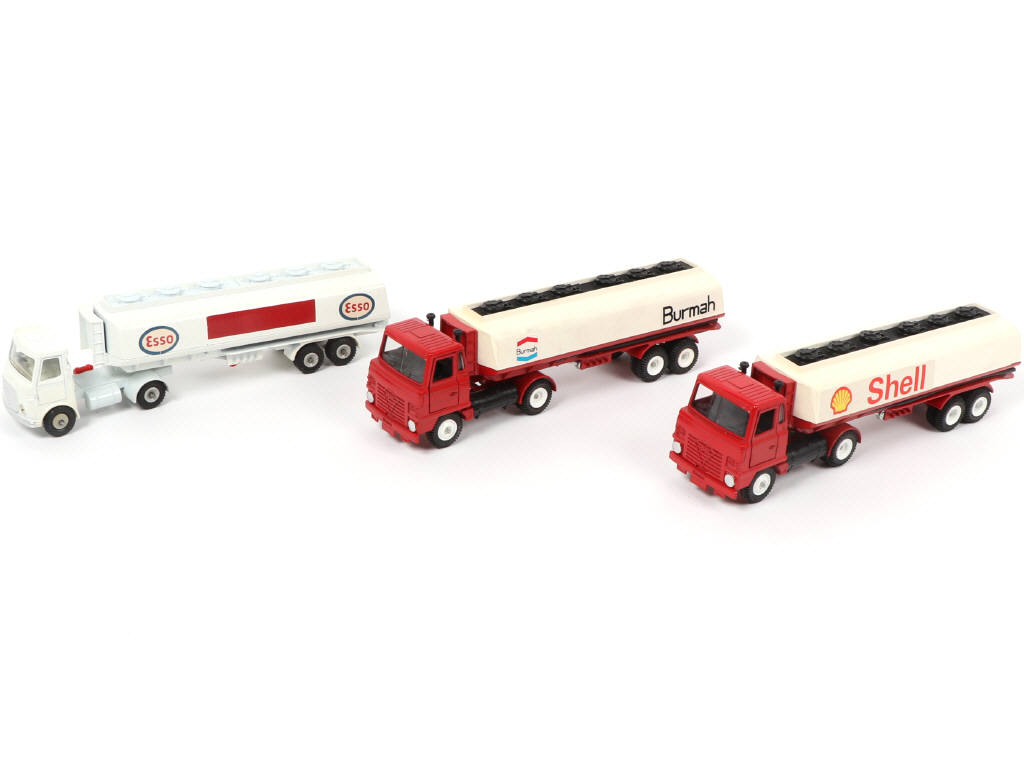 Lot 230 - DINKY TOYS (GB) (3)