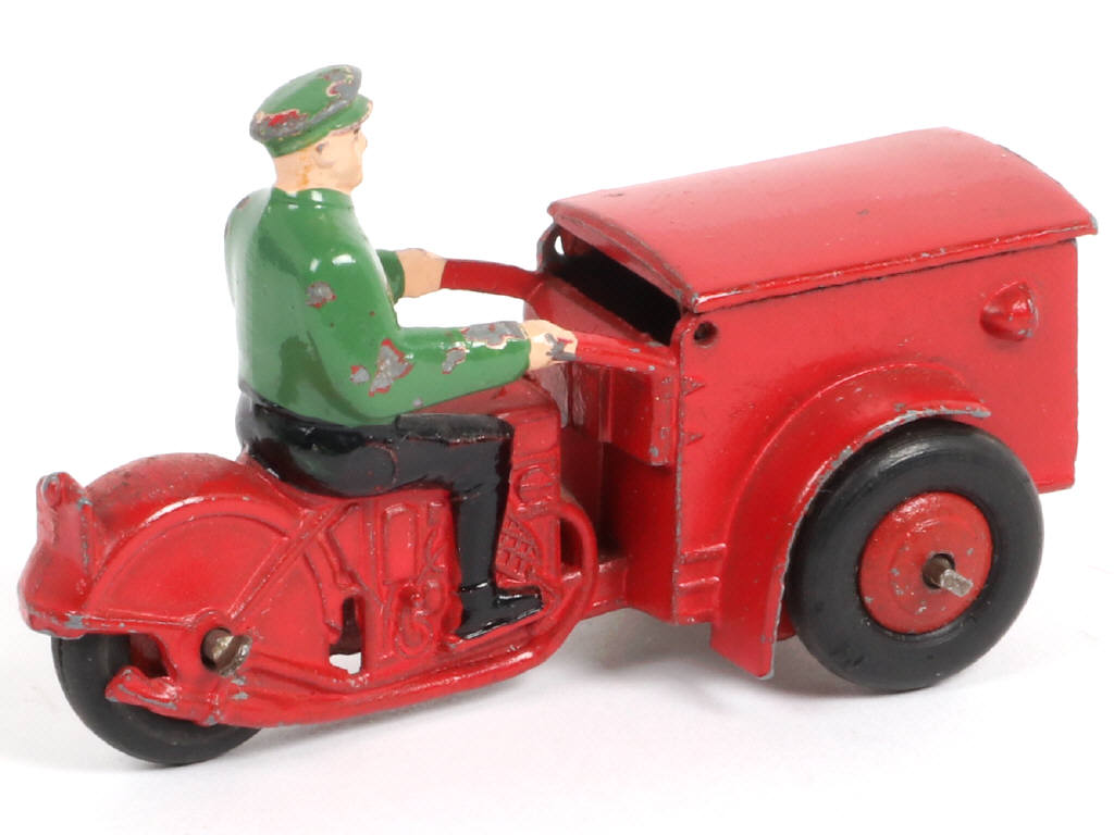 Lot 285 - DINKY TOYS (FRANCE) (1)