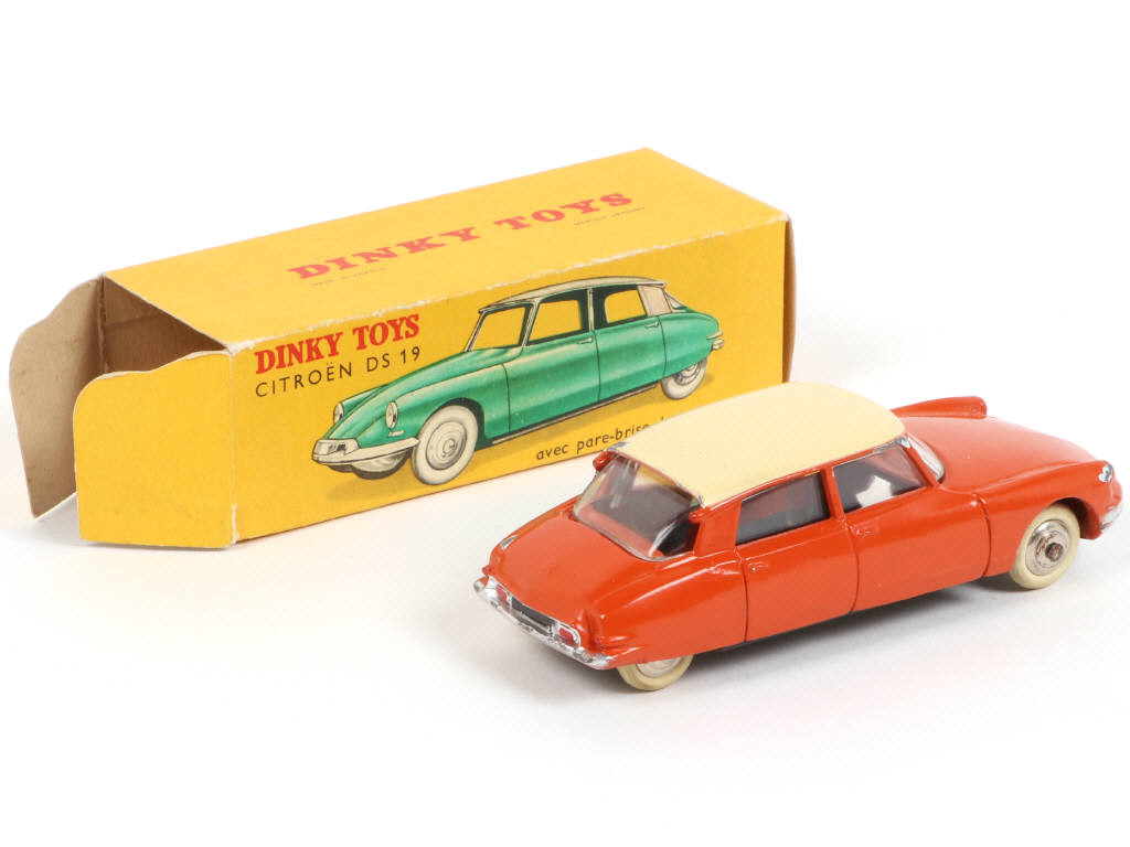 Lot 359 - DINKY TOYS (FRANCE) (1)