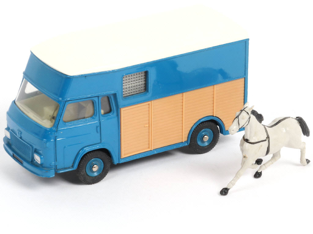 Lot 337 - DINKY TOYS (FRANCE) (1)