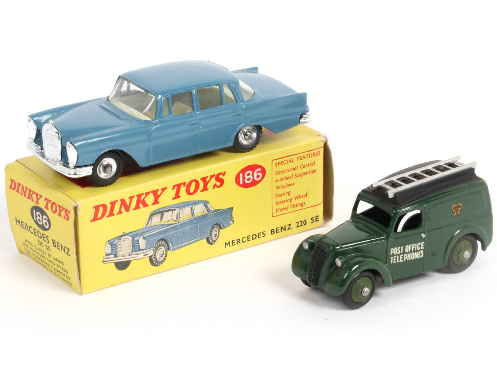 Lot 265 - DINKY TOYS (GB) (2)