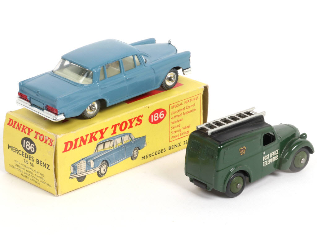 Lot 265 - DINKY TOYS (GB) (2)