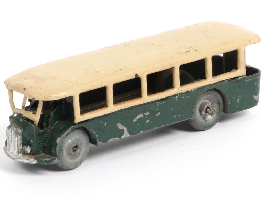 Lot 322 - DINKY TOYS (FRANCE) (1)