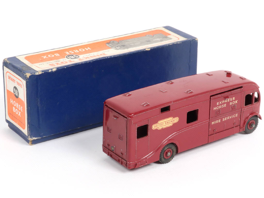 Lot 247 - DINKY TOYS (GB) (1)