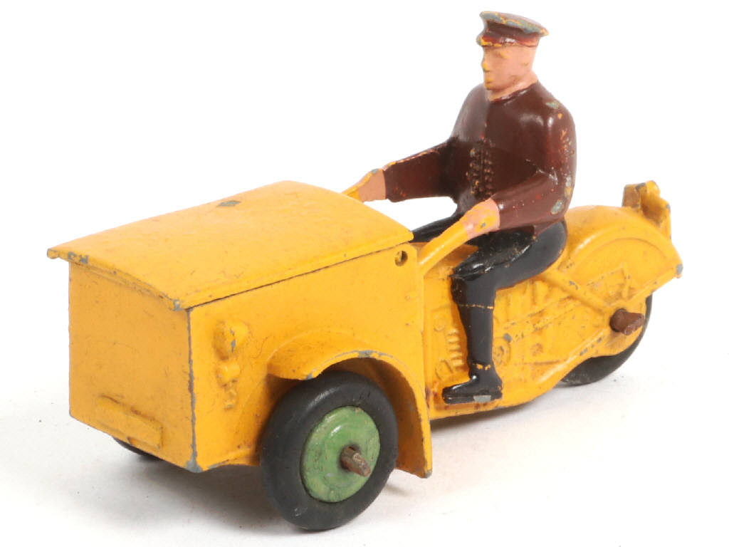 Lot 286 - DINKY TOYS (FRANCE) (1)