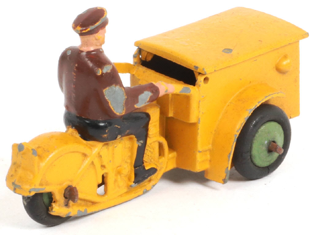 Lot 286 - DINKY TOYS (FRANCE) (1)