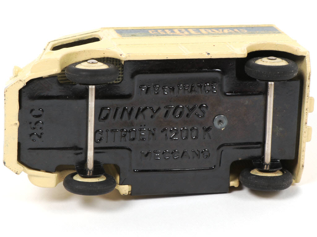 Lot 330 - DINKY TOYS (FRANCE) (1)
