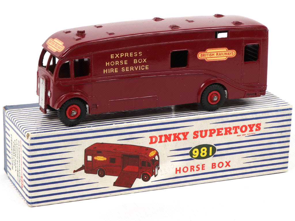 Lot 248 - DINKY TOYS (GB) (1)