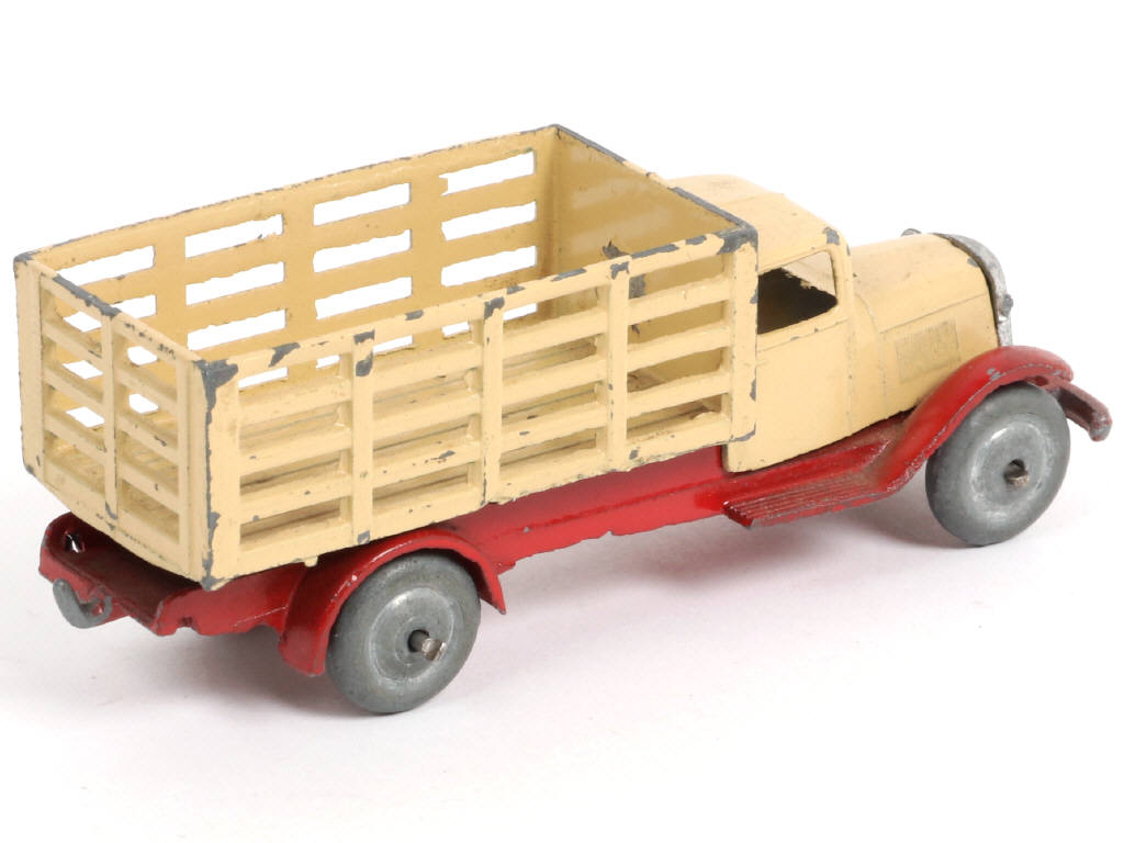 Lot 353 - DINKY TOYS (FRANCE) (1)