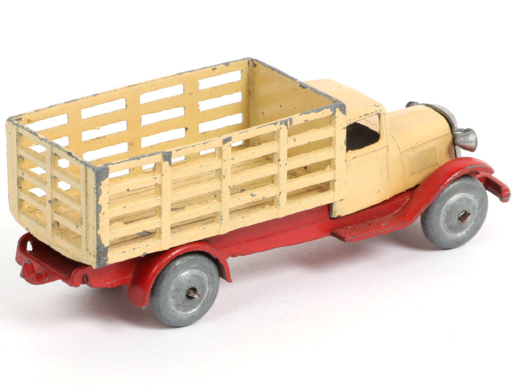 Lot 352 - DINKY TOYS (FRANCE) (1)