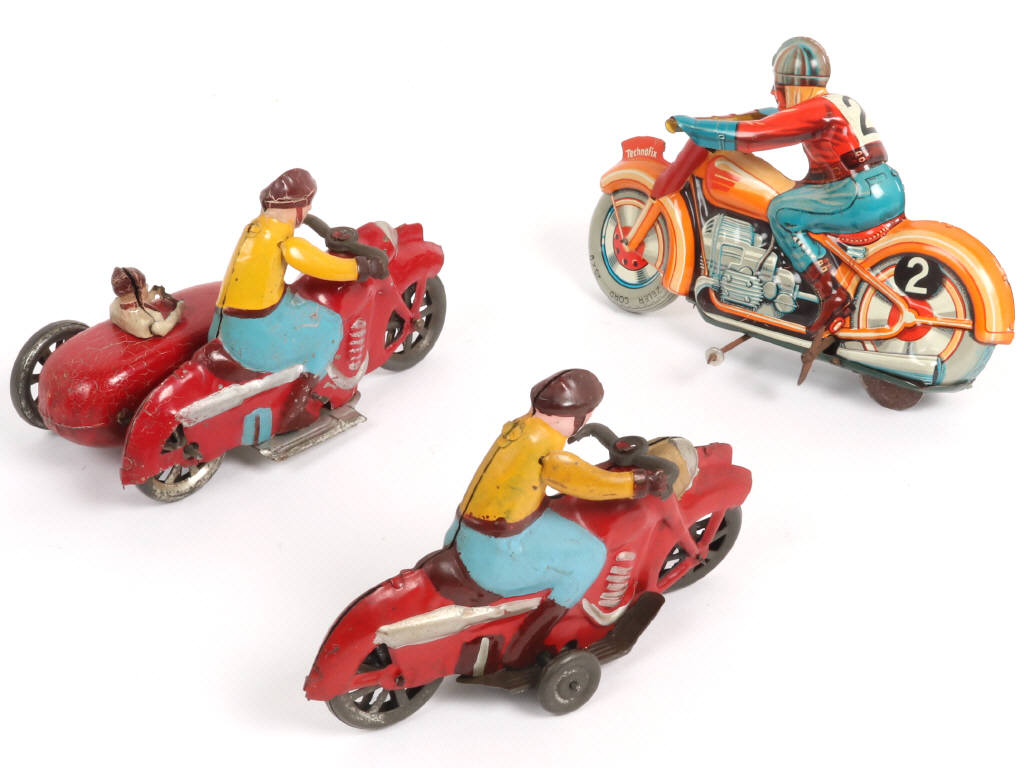 Lot 125 - DIVERS (3)