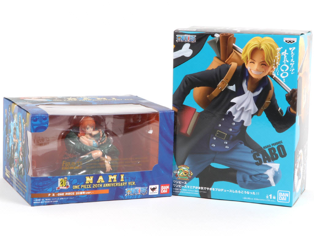 Lot 145 - DIVERS (2)