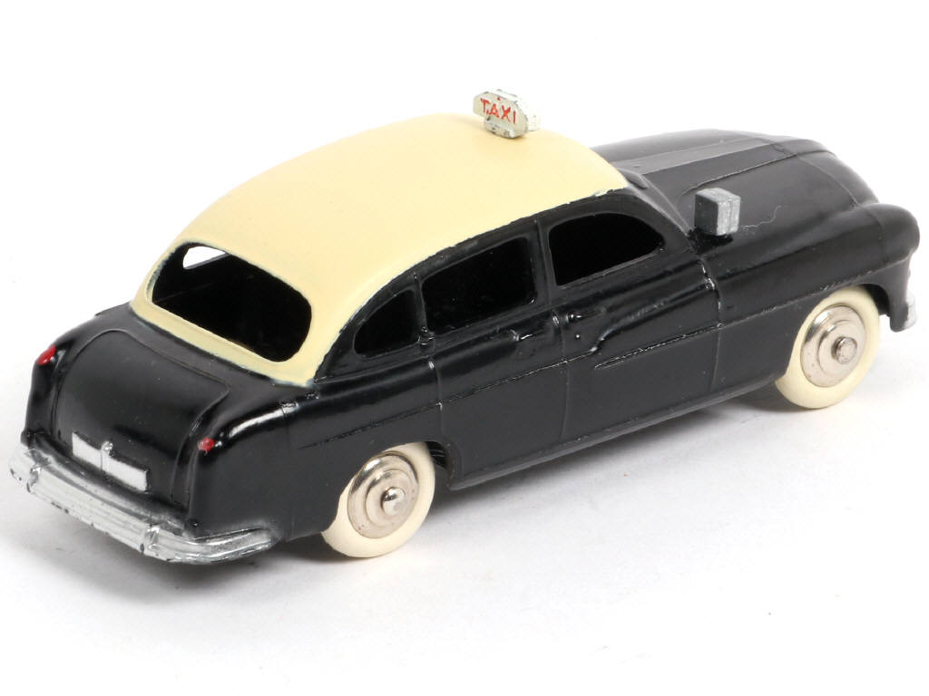 Lot 287 - DINKY TOYS (FRANCE) (1)