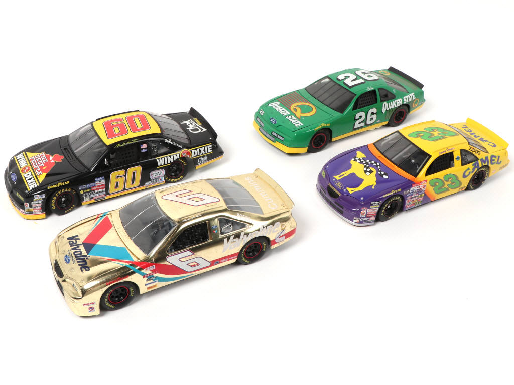 Lot 186 - DIVERS (4)