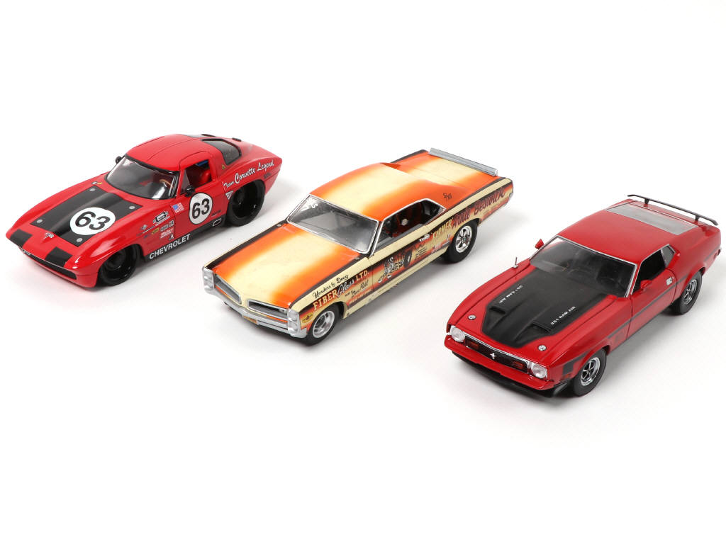 Lot 225 - DIVERS (3)