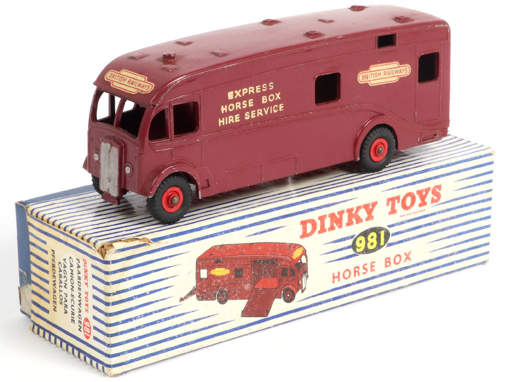 Lot 252 - DINKY TOYS (GB) (1)