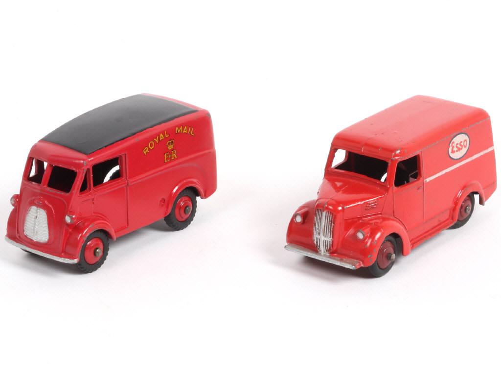 Lot 270 - DINKY TOYS (GB) (2)