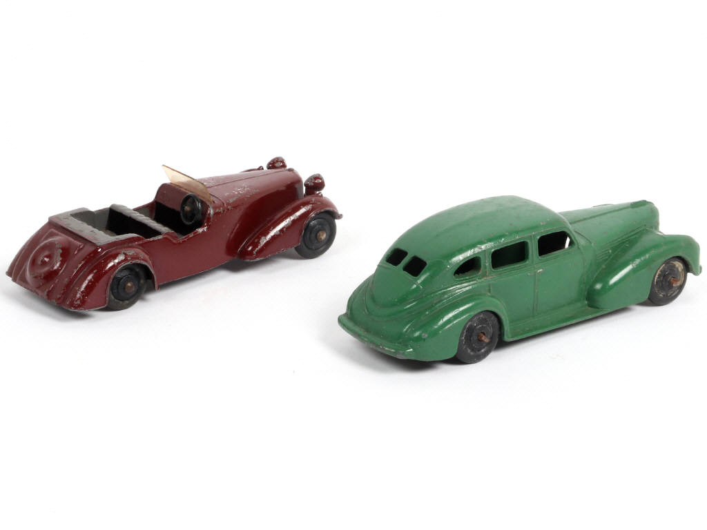 Lot 257 - DINKY TOYS (GB) (2)