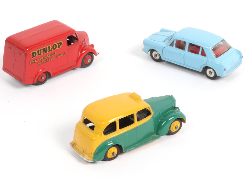 Lot 299 - DINKY TOYS (GB) (3)