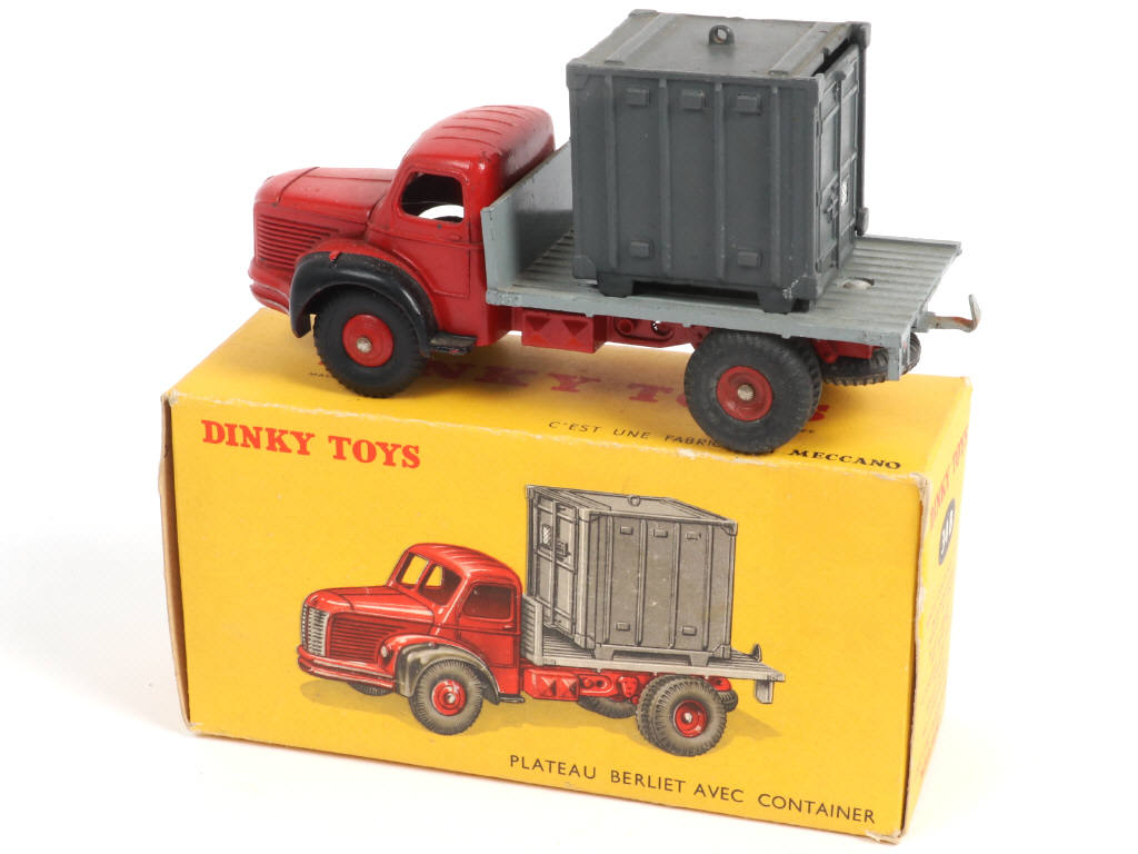 Lot 375 - DINKY TOYS (FRANCE) (1)